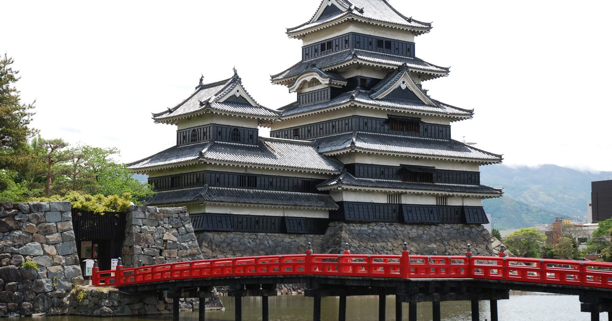 Matsumoto Castle's five-tiered main keep, with black-lacquered weatherboards below and white plaster walls above